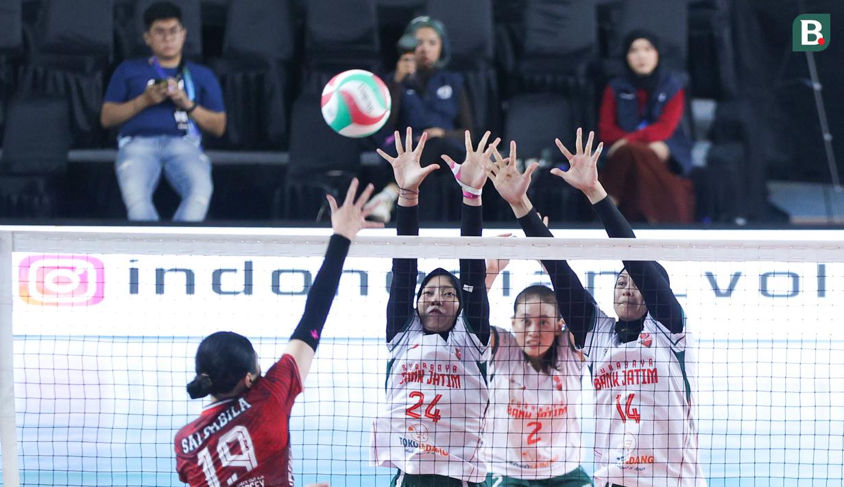 Pemain Bank Jatim berusaha melakukan blok saat melawan Kharisma Premium Bandung pada laga babak reguler pertama Livoli Divisi Utama 2025 di GOR Nambo Tangerang, Rabu (3/9/2025) sore WIB. (Bola.com/M Iqbal Ichsan)