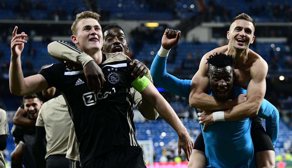 Selebrasi kemenangan pemain Ajax Amsterdam pada laga leg kedua, babak 16 besar Liga Champions yang berlangsung di Stadion Santiago Bernabeu, Madrid, Rabu (6/3). Real Madrid kalah 1-4 kontra Ajax. (AFP/Gabriel Bouys)