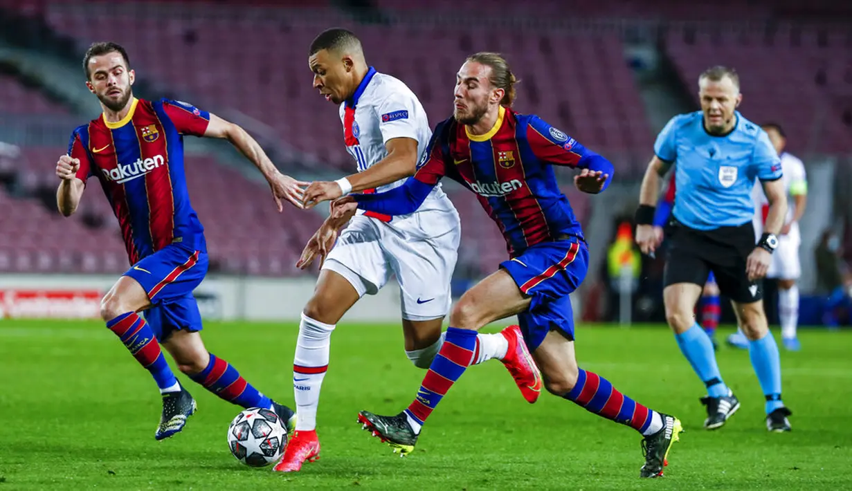Pemain Paris Saint-Germain Kylian Mbappe (tengah) memperebutkan bola dengan pemain Barcelona Oscar Mingueza pada leg pertama babak 16 besar Liga Champions di Camp Nou, Barcelona, Spanyol, Selasa (16/2/2021). PSG menang 4-1. (AP Photo/Joan Monfort)