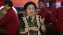 Ketua Umum PDIP Megawati Soekarnoputri memberikan sambutan pada pagelaran wayang kulit dalam rangka HUT PDIP ke-45 di Tugu Proklamasi, Jakarta, Sabtu Malam (27/1). Pagelaran wayang menampilkan lakon 'Bima Jumeneng Guru Bangsa'. (Liputan6.com/Johan Tallo)
