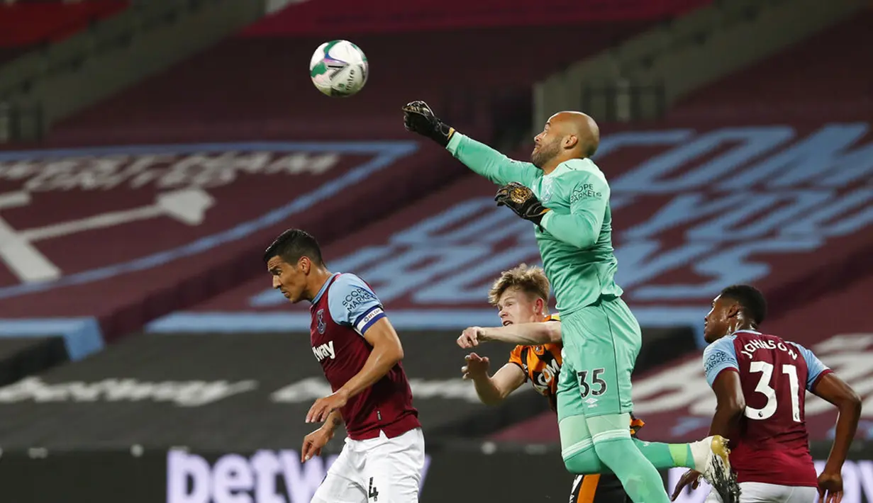 Penjaga gawang West Ham United Darren Randolph (atas) melakukan penyelamatan di depan pemain Hull City Keane Lewis-Potter pada pertandingan Piala Liga Inggris di London Stadium, London, Inggris, Selasa (22/9/2020). West Ham United mengalahkan Hull City 5-1. (AP Photo/Alastair Grant, Pool)