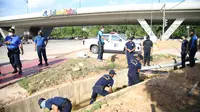 Gunakan Peralatan Manual, Ditpam BP Batam Bersihkan Drainase untuk Cegah Banjir