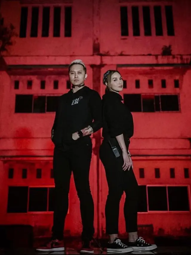 8 Tahun Menikah, Intip Gaya Sara Wijayanto dan Demian Aditya yang Selalu Kompak Kenakan Busana Serba Hitam