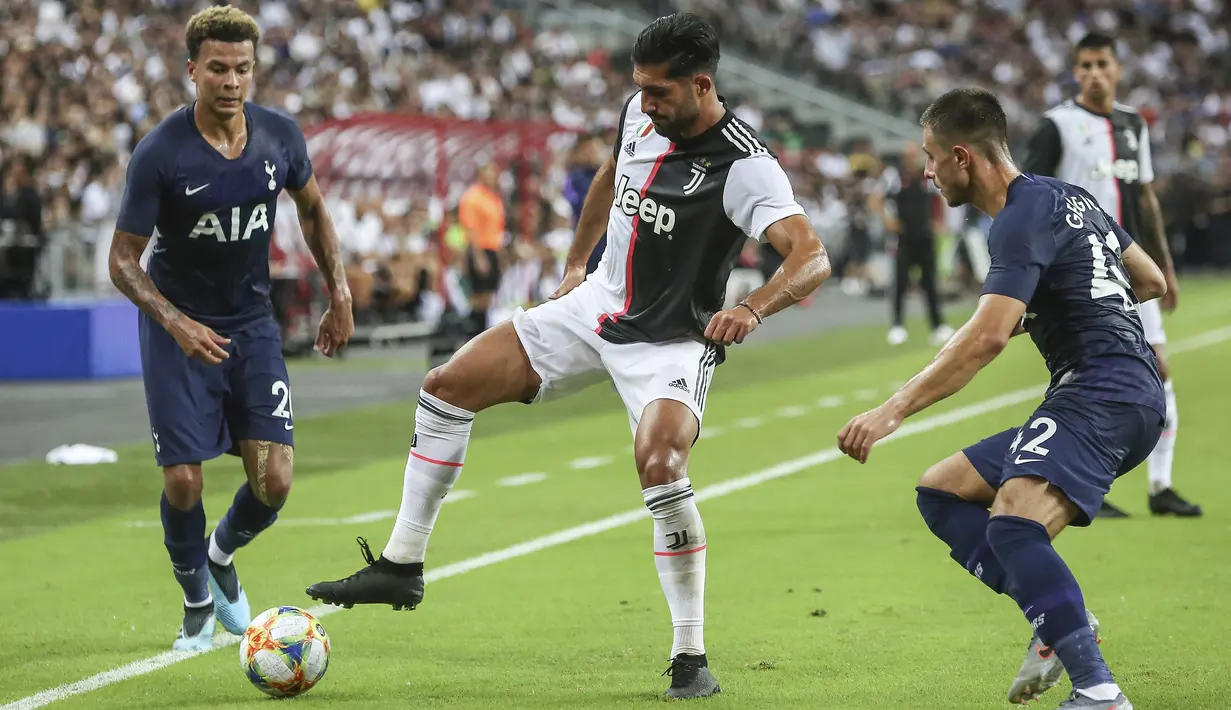 Gelandang Juventus, Emre Can mengontrol bola dari kawalan dua pemain Tottenham Hotspur selama pertandingan International Champions Cup (ICC) 2019 di National Stadium, Singapura (21/7/2019). Tottenham menang tipis atas Juventus 3-2. (AP Photo/Danial Hakim)