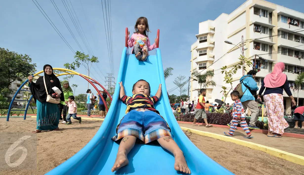 Anak-anak bermain perosotan di taman RPTRA Cipinang Besar Selatan, Jakarta, usai diresmikan Gubernur DKI Basuki Tjahaja Purnama, Selasa (23/8). Sebelumnya, sempat beredar isu penolakan warga terhadap kedatangan Ahok. (Liputan6.com/Yoppy Renato)