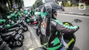 Driver Grab Bike mengenakan Grab Protect pelindung yang membatasi antara pengemudi dan penumpang saat diluncurkan di Jakarta, Selasa (9/6/2020). Penumpang ojek online (ojol) kini tak perlu khawatir menggunakan transportasi ini di tengah pandemi Corona. (Liputan6.com/Faizal Fanani)