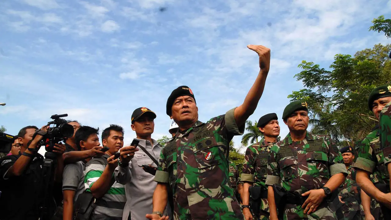 Ekspresi Moeldoko Saat Melihat Latihan Pengamanan Pilpres 2014
