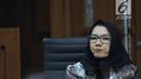 Terdakwa gratifikasi dan suap pemberian izin lokasi perkebunan kelapa sawit, Rita Widyasari (kanan) menyimak keterangan saksi pada sidang di Pengadilan Tipikor, Jakarta, Selasa (3/4). Sidang mendengar keterangan saksi. (Liputan6.com/Helmi Fithriansyah)