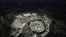 Umat Islam mengelilingi Ka'bah di Masjidil Haram dalam rangkaian ibadah Haji di kota suci Mekah, Arab Saudi, Selasa (11/6/2024). (AP Photo/Rafiq Maqbool)