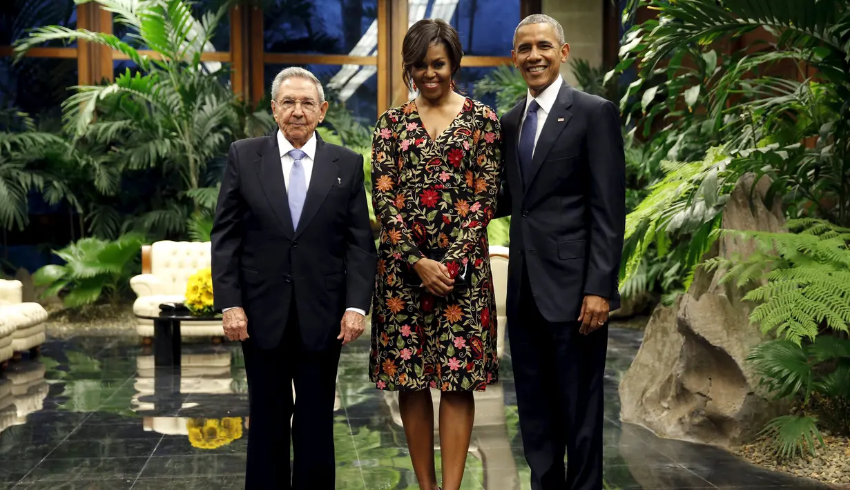 (Ki-ka) Presiden Kuba Raul Castro, Ibu Negara Amerika Serikat, Michelle Obama dan Presiden AS Barack Obama berfoto bersama saat tiba untuk menghadiri makan malam kenegaraan di Istana Revolusi, Havana, Senin (21/3). (REUTERS/Jonathan Ernst)