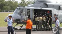Tim SAR tengah bersiap-siap memindahkan jenazah AirAsia QZ 8501 dari helikopter, Pangkalan Bun, Kalteng, Kamis (1/1/2014).  (Liputan6.com/Herman Zakharia)