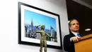 Kejaksaan Amerika bagian New York memamerkan patung perunggu yang menggambarkan Herakles, Selasa (24/2/2015). Patung Herakles yang sempat dicuri ini, rencananya akan dikembalikan kepada pemerintah Italia (AFP Photo/Jewel Samad)