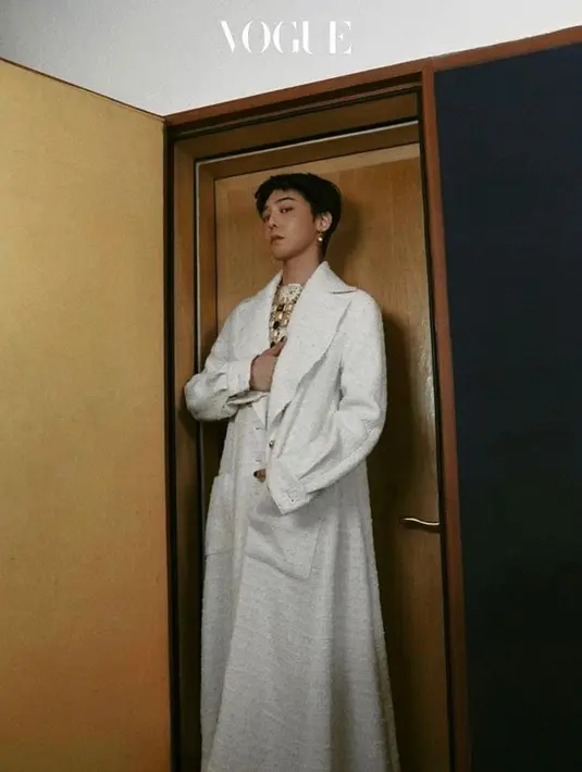 G-Dragon juga dikenal sebagai salah satu wajah dari brand Chanel. Untuk photoshoot majalah Vogue Korea, G-Dragon tampil mengenakan tweed long coat bernuansa putih dengan statement accessories berupa kaling dan anting. Foto: Instagram.