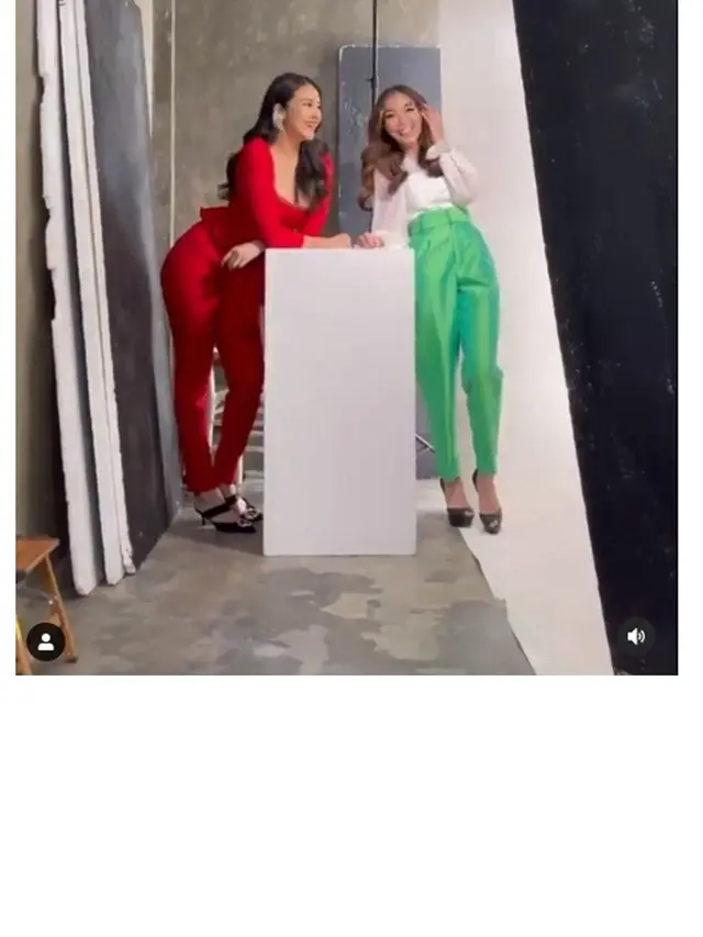 7 Gaya Anya Geraldine dan Gisella Anastasia saat Pemotretan, Kompak Banget
