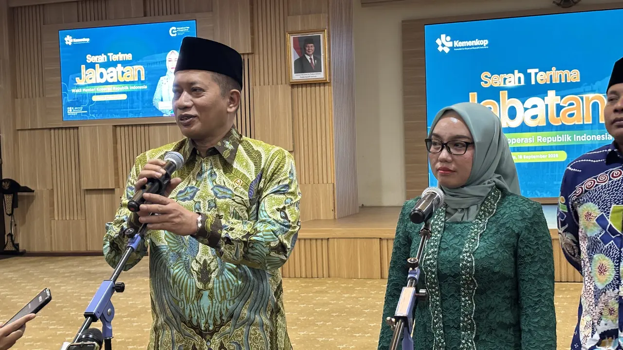 Menteri Koperasi (Menkop) Ferry Juliantono saat serah terima jabatan Wamenkop, di Kantor Kementerian Koperasi, Jakarta, Kamis (18/9/2025). (Foto:Liputan6.com/Tira Santia)