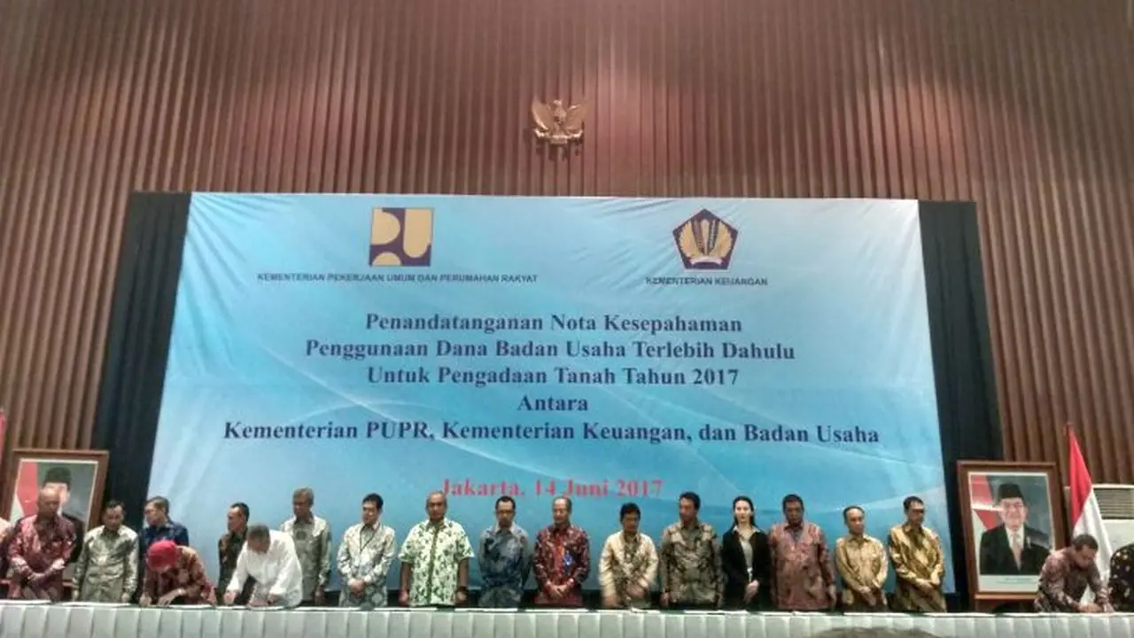 Penandatangan Nota Kesepahaman Penggunaan Dana Badan Usaha Terlebih Dahulu untuk Pengadaan Tanah Tahun 2017 antara Kementerian PUPR, Kementerian Keuangan, dan Badan Usaha.