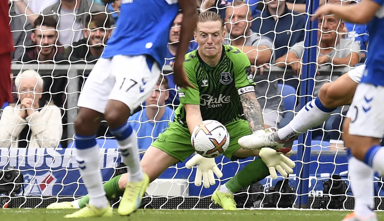 Namun, hal tersebut terganjal dengan solidnya penampilan kiper Everton, Jordan Pickford. Ia beberapa kali sukses memuntahkan bola hasil tembakan para pemain Liverpool. (AFP/Oli Scarff)