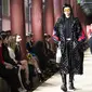 Para model menampilkan kreasi merek Italia Gucci selama Gucci 2024 Cruise Collection Fashion Show di Istana Gyeongbok-gung di Seoul pada 16 Mei 2023. (HEON-KYUN JEON / POOL / AFP)