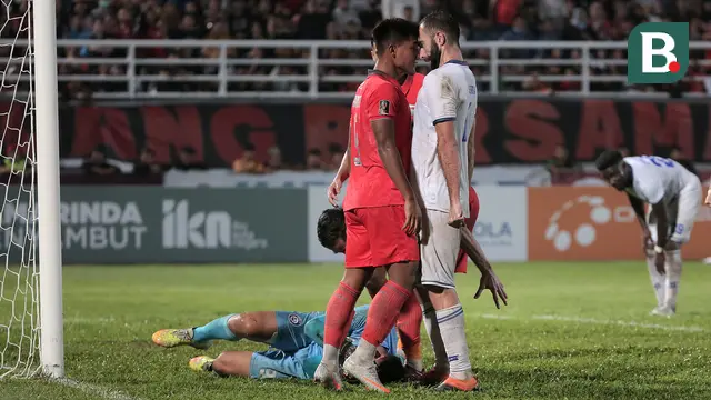 Foto: Laga Keras dan Momen Perselisihan antar Pemain saat Borneo FC Melawan Arema FC di Leg Kedua Final Piala Presiden 2022
