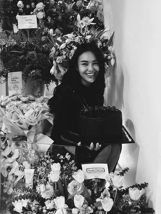 Di hari ulang tahunnya, Amanda Manopo pilih terlihat simple tanpa makeup dengan dress lengan panjang. Rambut keritingnya jadi sorotan yang bikin tampilan Amanda terlihat menawan [@amandamanopo]