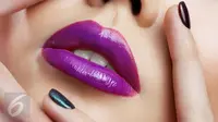 Lipstik berwarna gelap identik dengan gaya riasan dramatis, agar lebih percaya diri saat mengenakannya yuk kita simak tips berikut ini. (iStockphoto)