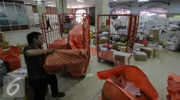 Petugas menyiapkan paket pos di Kantor Pos Besar, Jakarta, Rabu (8/7/2015). Pengiriman paket pos menjelang Lebaran di kantor pos tersebut meningkat 20 persen atau mencapai 4000 paket setiap hari. (Liputan6.com/Faizal Fanani)