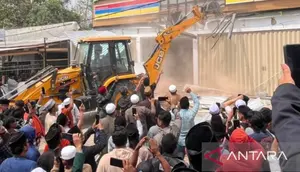 Warga Pamekasan Bawa Alat Berat Robohkan Minimarket, Ini Pemicunya