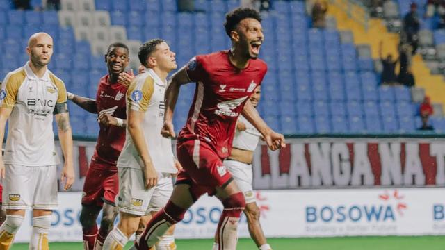 PSM Makassar melawan Dewa United.