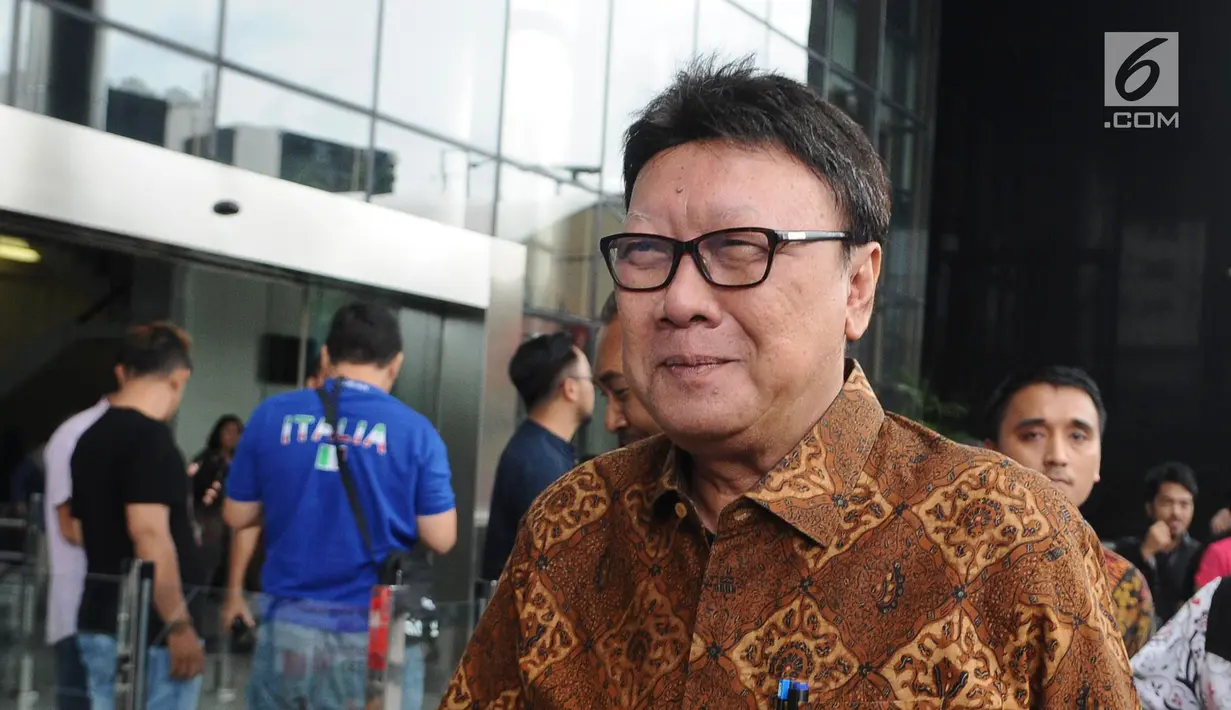 Menteri Dalam Negeri Tjahjo Kumolo saat akan meninggalkan Gedung KPK seusai menjalani pemeriksaan di Jakarta, Jumat (25/1). Tjahjo Kumolo menjalani pemeriksaan sebagai saksi dalam kasus dugaan suap izin Meikarta. (Liputan6.com/Herman Zakharia)
