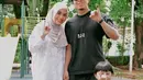 Aurel Hermansyah hadir nyoblos bersama suami dan anaknya. Ia memilih tampil dengan kemeja lengan panjang putih bertekstur dipadukan celana panjang warna senada dan kerudung coklat muda. [@aurelie.hermansyah]