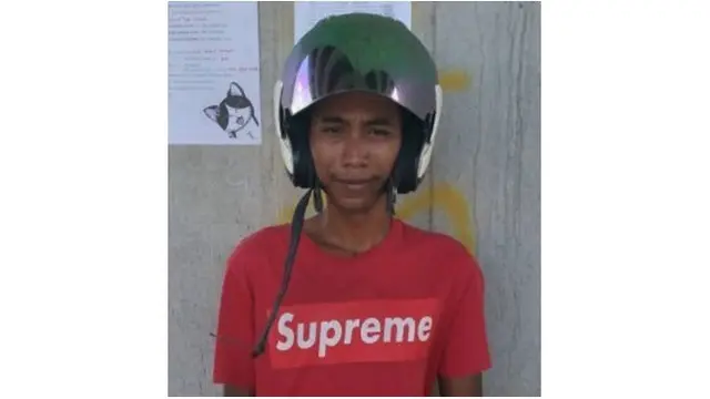 Salut, Tukang Parkir Ini Habiskan Lebih Dari Setengah Gajinya Untuk Beri Makan Hewan Liar