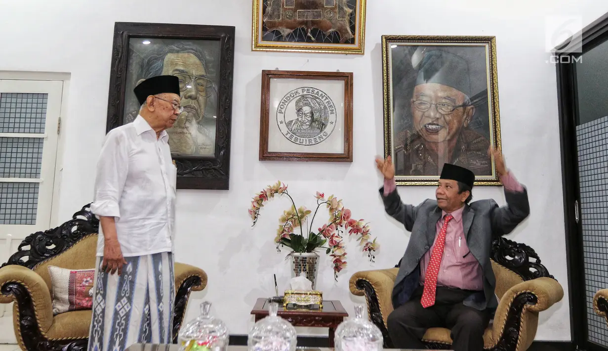 Ketua Gerakan Suluh Kebangsaan, Mahfud MD berbincang dengan Salahuddin Wahid atau Gus Solah dalam kunjungan ke Pesantren Tebuireng dan ziarah makam Gus Dur dalam rangka Jelajah Kebangsaan di Jombang, Jatim, Rabu (20/2). (Liputan6.com/Johan Tallo)