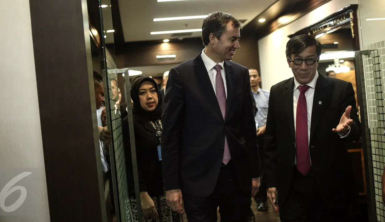 Menkumham Yasonna Laoly ketika menerima kedatangan Menteri Kehakiman Australia, Michael Keenan berbincang di Kemenkumham, Jakarta, Selasa (9/8). Keduanya menteri hukum itu membahas terkait isu terorisme global. (Liputan6.com/Faizal Fanani)