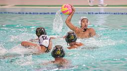 Caesar Kirano (atas) mencoba mempertahankan bola pada partai final polo air kategori U-14 Indonesia Open Aquatic Championships (IOAC) 2025 di Stadion Akuatik GBK, Jakarta Pusat, pada Kamis (13/11/2025). (Bola.com/Abdul Aziz)
