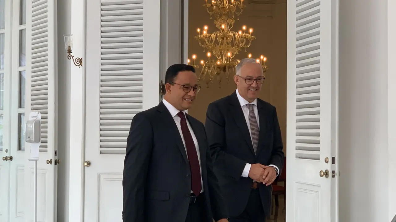 Gubernur DKI Jakarta Anies Baswedan menerima salah satu delegasi kota untuk Urban 20 (U20) Mayors Summit, yaitu Walikota Rotterdam Ahmed Aboutaleb di Balai Kota DKI Jakarta pada Senin (29/8/2022). (Liputan6.com/Lydia Fransisca)