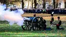 Anggota Raja Pasukan Royal Horse menembakkan meriam untuk merayakan ulang tahun ke-70 Pangeran Charles di Green Park, London, Rabu (14/11). Ulang tahun Pangeran Charles ditandai dengan 41 kali tembakan salvo. (Sgt Randall RGC/CROWN COPYRIGHT 2018/AFP)