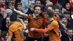 Ekspresi pemain Wolverhampton Wanderers, Richard Stearman (tengah) usai membobol gawang Liverpool pada laga Piala FA putaran keempat di Anfield, Liverpool (28/1/2017). Liverpoool kalah 1-2. (Peter Byrne/PA via AP)