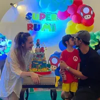 Arya Saloka pun hadir di ulang tahun anaknya. Ia mengenakan kaos hitam dipadukan celana pendek warna serasi dan topi capnya. [@anneofficial1990]