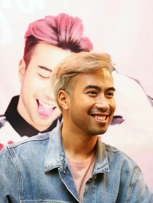 Mungkin tidak ada yang menyangka dengan keseharian Vidi Aldiano. Penyanyi yang sering ganti-ganti warna rambut itu tidak memiliki banyak teman saat masih kecil. Pelantun lagu Nuansa Bening itu mengaku pemalu dan kutu buku. (Bambang E. Ros/Bintang.com)