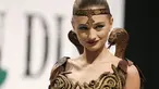 Model memakai busana yang terbuat dari cokelat  selama acara Chocolate Fashion Show di Beirut, Lebanon, Kamis (12/11/2015). Busana tersebut dibuat oleh yang dibuat oleh desainer dan koki profesional.(REUTERS/Jamal Saidi)