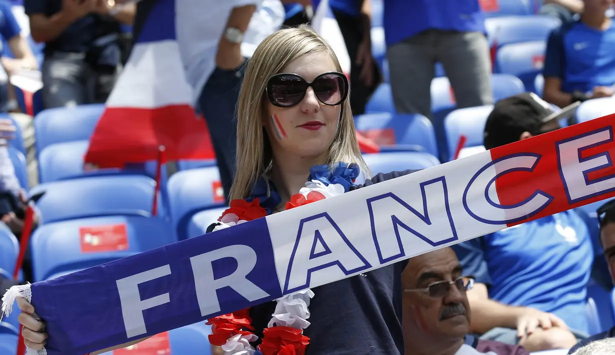 Fans cantik Prancis membentangkan syal memberi dukungan kepada timnya saat melawan Rep.Irlandia pada babak 16 besar Piala Eropa 2016 di Stade de Lyon, Lyon, Prancis,(26/6/2016). (EPA/Robert Ghement)