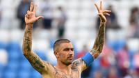 Bek Serbia, Aleksandar Kolarov dengan badan penuh tato merayakan kemenangan timnya di pertandingan sepak bola Grup E Piala Dunia 2018 Rusia di Samara, (17/6). Tato ikan koi dalam keyakinan Jepang melambangkan keberuntungan. (AFP PHOTO / Emmanuel Dunand)