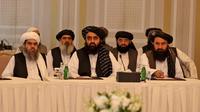 Delegasi Taliban Shahabuddin Delawar (kiri), Mullah Abdul Ghani Baradar, dan Khairullah Khairkhwa (kanan) bertemu diplomat asing di Doha, Qatar, Selasa (12/10/2021). Taliban mencari pengakuan serta bantuan untuk menghindari bencana kemanusiaan usai kembali berkuasa di Afghanistan. (KARIM JAAFAR/AFP)