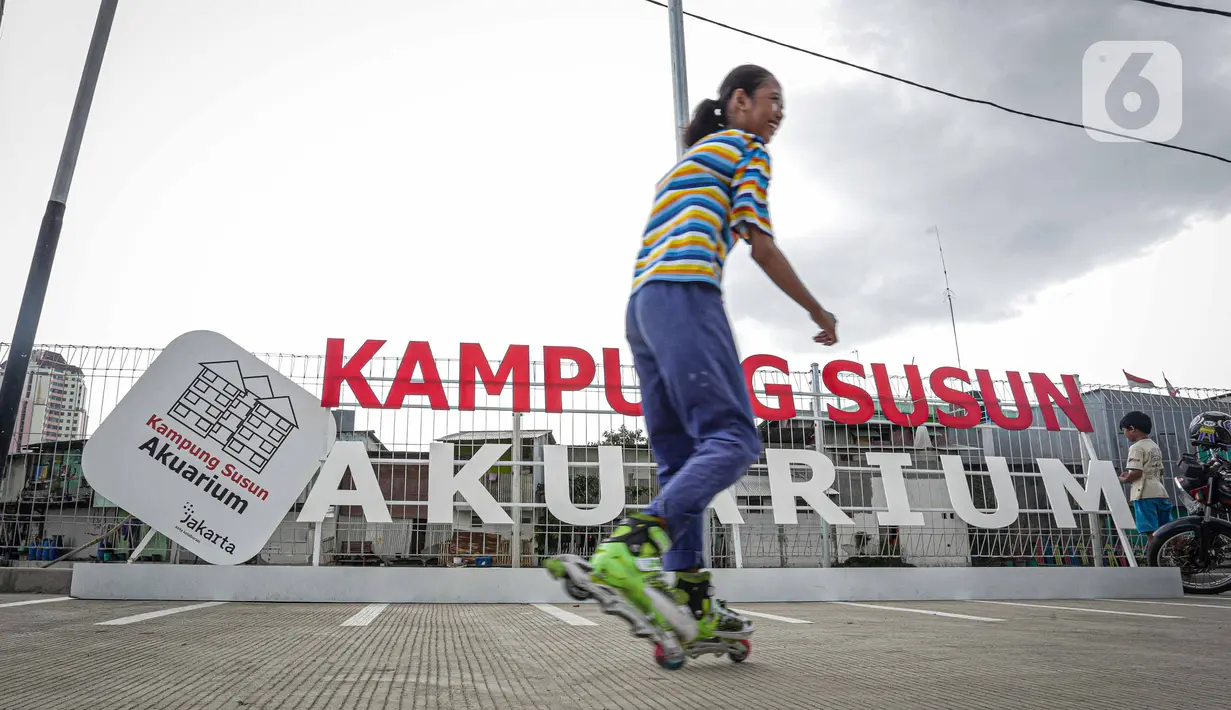 Warga bermain sepatu roda di Kampung Susun Akuarium, Penjaringan, Jakarta, Sabtu (11/10/2021). Pemprov DKI Jakarta telah meresmikan Tahap 1 pembangunan Kampung Susun Akuarium, berupa 2 blok bangunan 5 lantai yang terdiri 107 unit hunian yang sudah bisa dihuni warga. (Liputan6.com/Faizal Fanani)