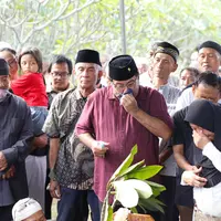 Dunia hiburan kembali berduka. Salah satu tokoh ikonik di Si Doel Anak Sekolahan, Koh Ahong meninggal dunia pada Selasa (13/6/2023). Siang harinya, Koh Ahong atau Kasiman atau Salman Al Farisi langsung dimakamkan. Isak tangis keluarga mengiringi pemakaman Koh Ahong. [Foto: Bayu Herdianto/KapanLagi.com]
