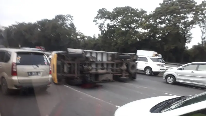 Sebuah truk terguling di Tol Jagorawi. (Foto: @TMCPoldaMetro).