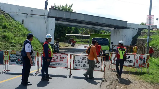 Jalan Lintas Selatan (JLS) Jawa Tengah ruas Sumpiuh, Banyumas ditutup dua pekan antara 2-15 Mei 2019. (Foto: Liputan6.com/Dinhub Banyumas/Muhamad Ridlo)