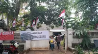 Sejumlah orang terlihat berjaga di depan rumah Guruh Soekarnoputra. Tak hanya itu, ada beberapa spanduk yang terbentang panjang di tembok serta pagar rumah. (Merdeka)