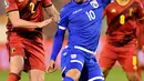 Bek Timnas Belgia, Toby Alderweireld, berebut bola dengan pemain Timnas Siprus, Pieros Sotiriou pada laga Grup I Kualifikasi Piala Eropa 2020 di Cardiff City Stadium, Selasa (19/11/2019). Timnas Belgia memetik kemenangan telak dengan skor 6-1 kala menjamu Siprus. (JOHN THYS / AFP)