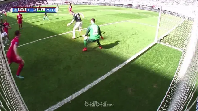 Nicolai Jorgensen mencetak gol indah dengan tendangan tumit yang melewati dua kaki Joel Drommel saat membawa Feyenoord menang 3-1 ...